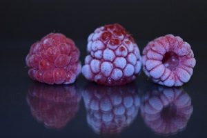 gefrorene himbeeren in die eismaschine
