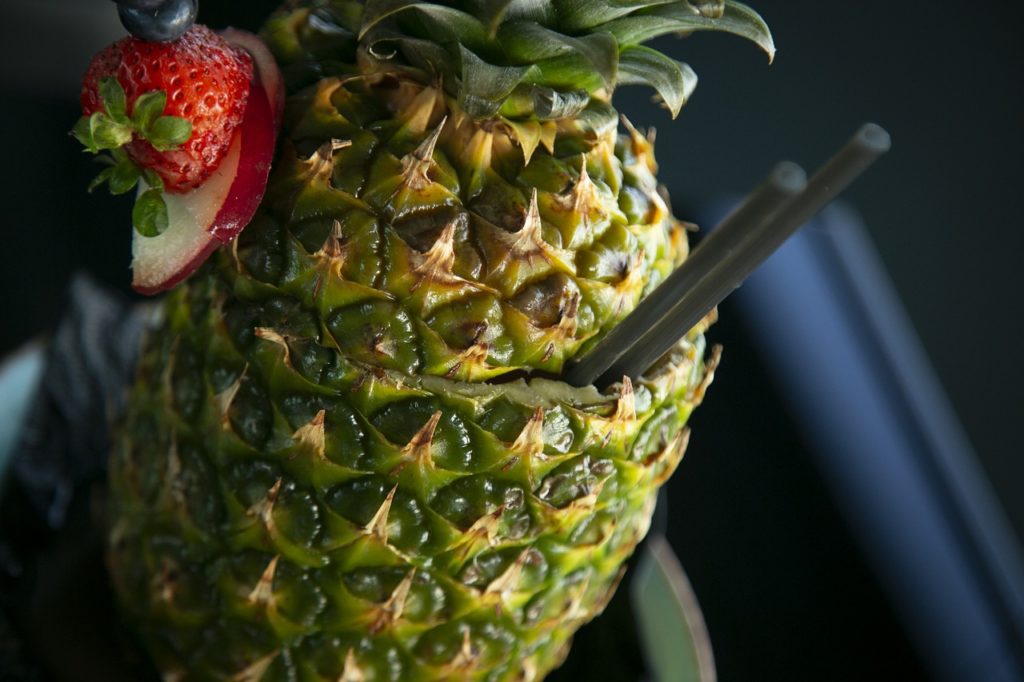 Ananas Eis und die passenden Toppings in der eigenen Küche selbst gemacht